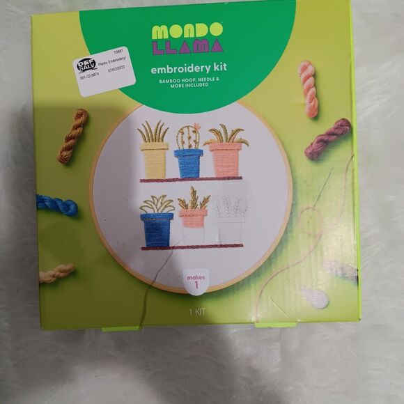 Mondo Llama Embroidery Kit - Picture 2 of 2